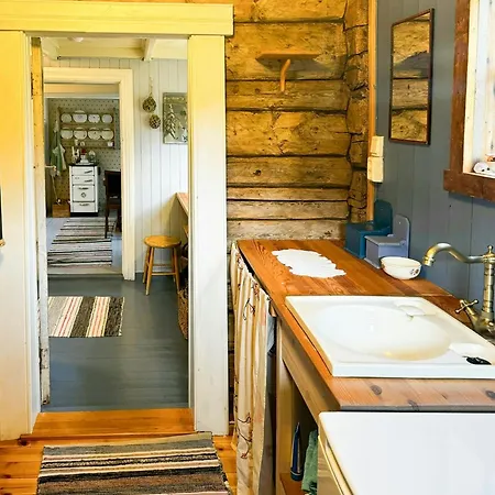 Holiday home Historic Northern Norway House In Steigen Leines